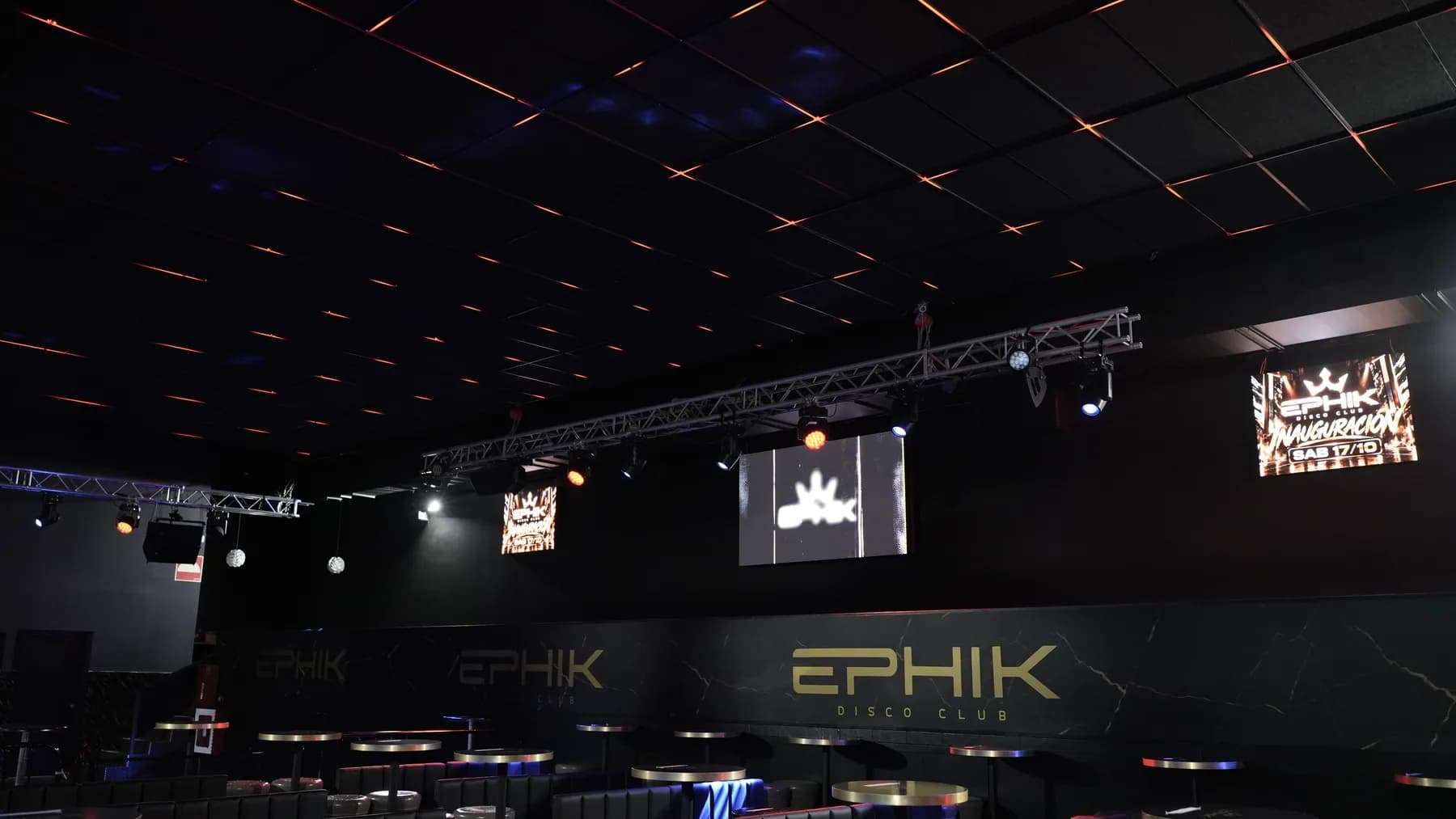Pantallas, iluminación y mesas de la sala de EPHIK.