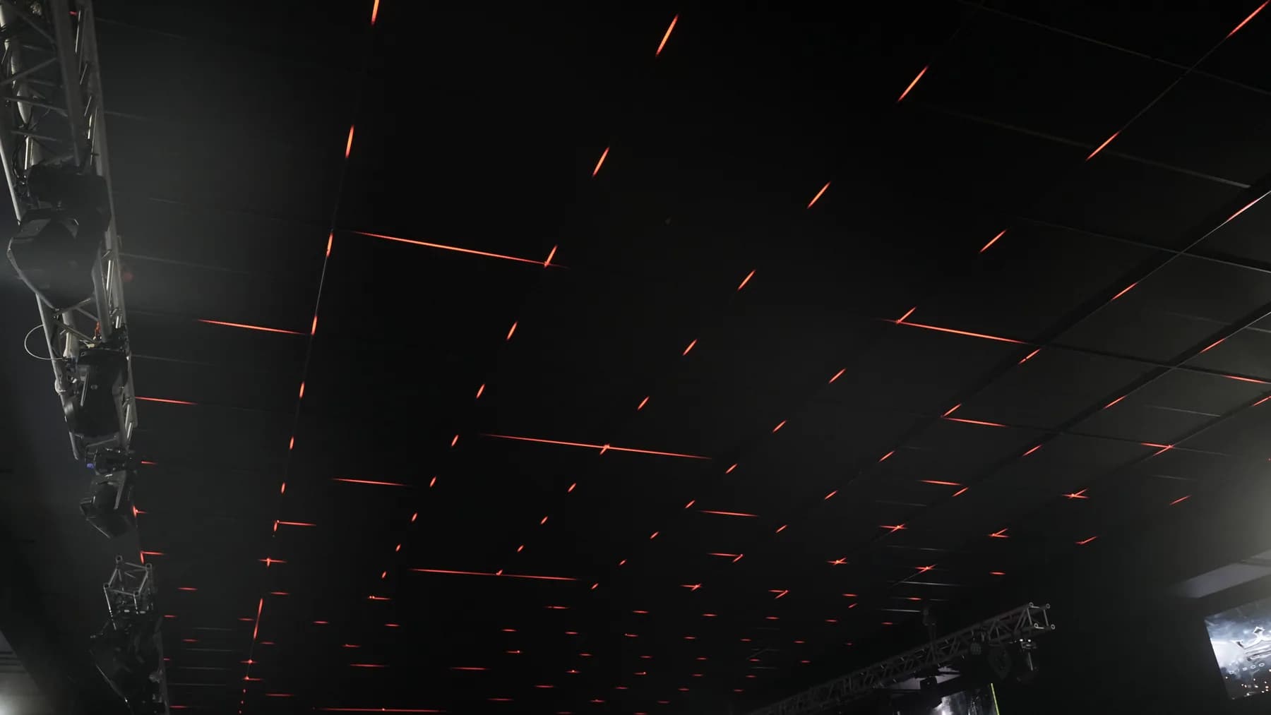 Detalle del techo de EPHIK con líneas de luz roja y equipos de iluminación.